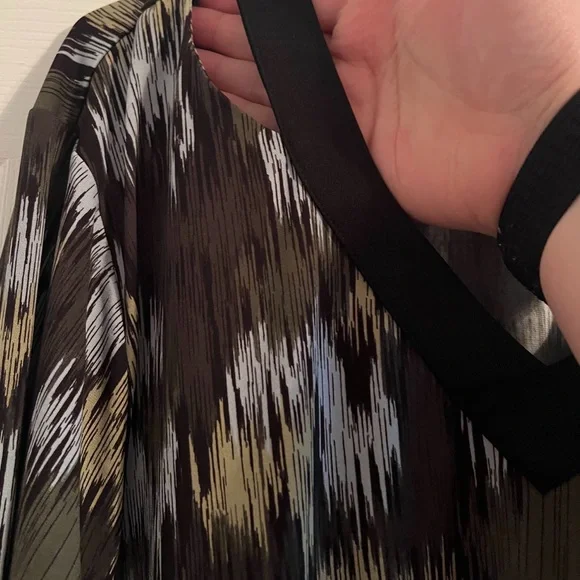 Belle by Kim Gravel Patterned V-Neck Top - Picture 4 of 6